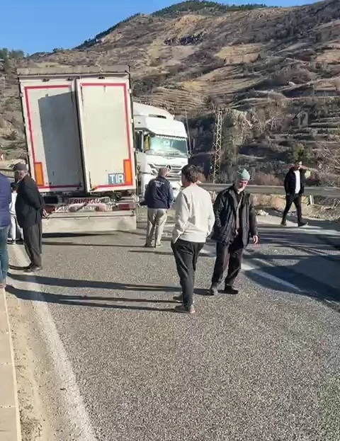 Direksiyonu Kilitlenen Tır, Adıyaman Gölbaşı-Malatya Karayolunu Kapatmıştı