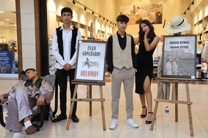 Diyarbakır Ahmedi Hani Anadolu Lisesi Öğrencileri Roman Karakterlerini Canlandırdı