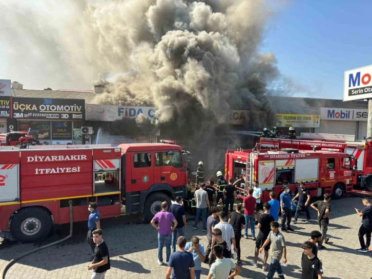 Diyarbakır'da 3. Sanayi Sitesindeki Yangın Kontrol Altına Alındı