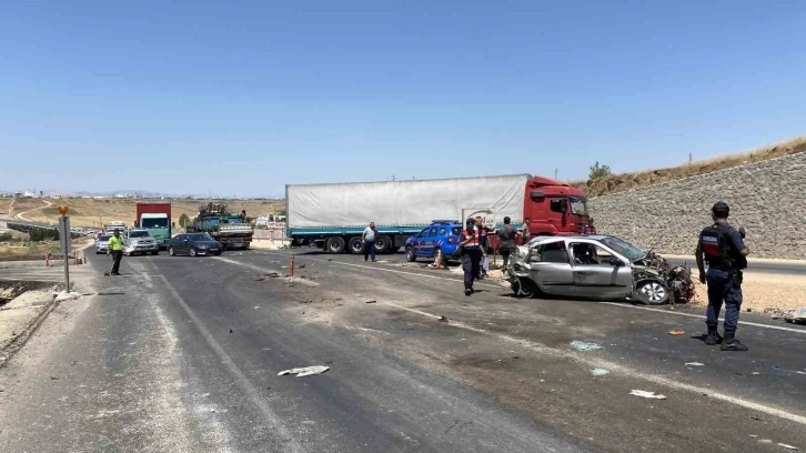 Diyarbakır’da Feci Kaza: İki Tır ve Bir Otomobil Çarpıştı