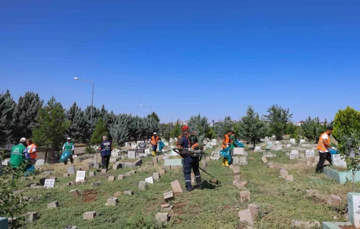 Diyarbakır'da Kurban Bayramı Öncesi Mezarlıklarda Temizlik Çalışması