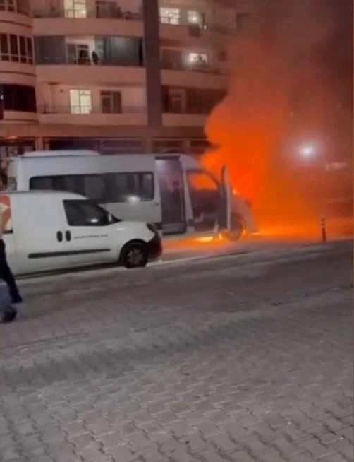 Diyarbakır’da Öğrenci Servisi Alevlere Teslim Oldu