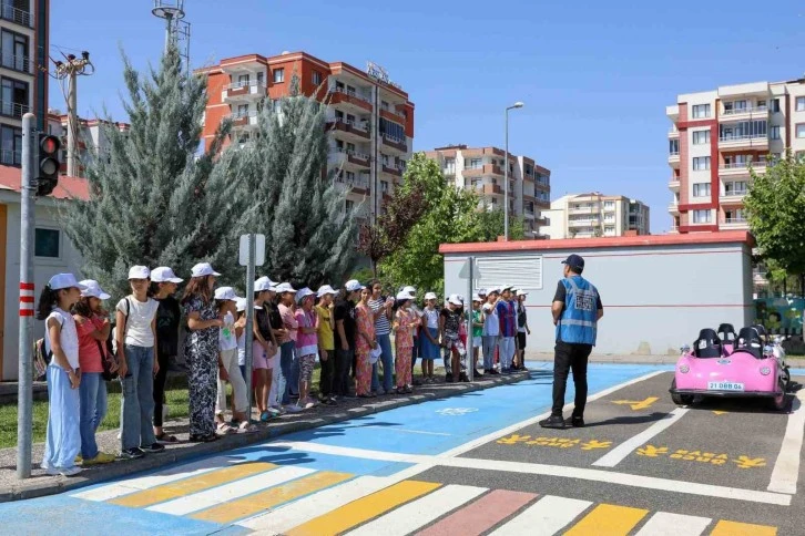 Diyarbakır'da Öğrencilere Trafik Eğitimi: Geleceğin Sürücüleri Trafik Bilinci Kazanıyor