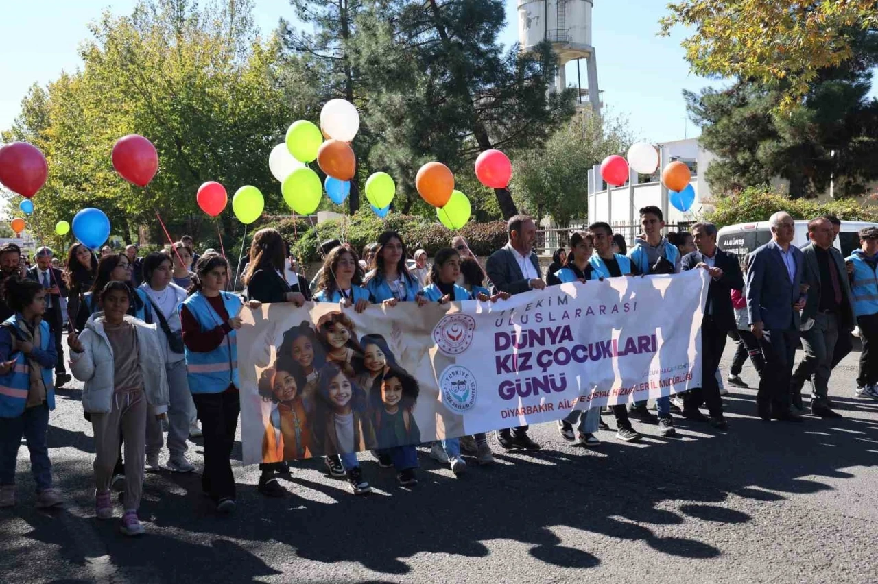 Dünya Kız Çocukları Günü: 100 Kız Çocuğu Yürüyüş Yaptı ve Gökyüzüne Balon Bıraktı