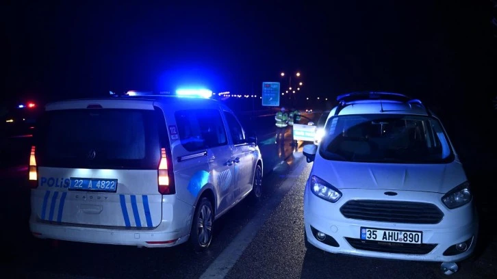 Edirne'de Polisin "Dur" İhtarına Uymayan Araçta 6 Düzensiz Göçmen Yakalandı