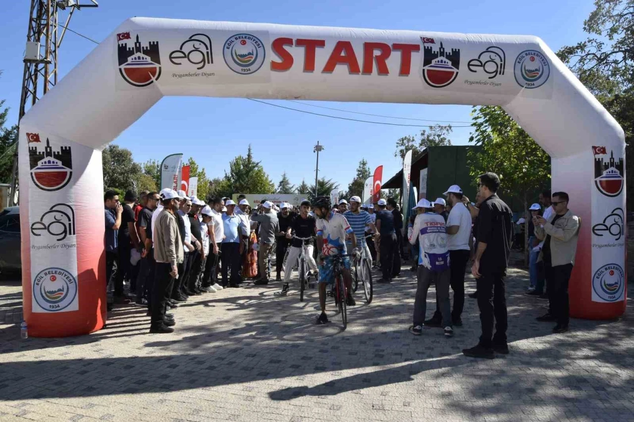 Eğil’de Geleneksel Doğa Sporları ve Bağ Bozumu Etkinlikleri Renkli Görüntülere Sahne Oldu