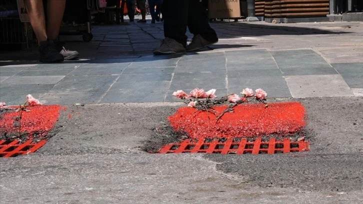  Elektrik Akımına Kapılarak Ölen 2 Kişinin Anısına Protesto: Mazgallar Kırmızıya Boyandı