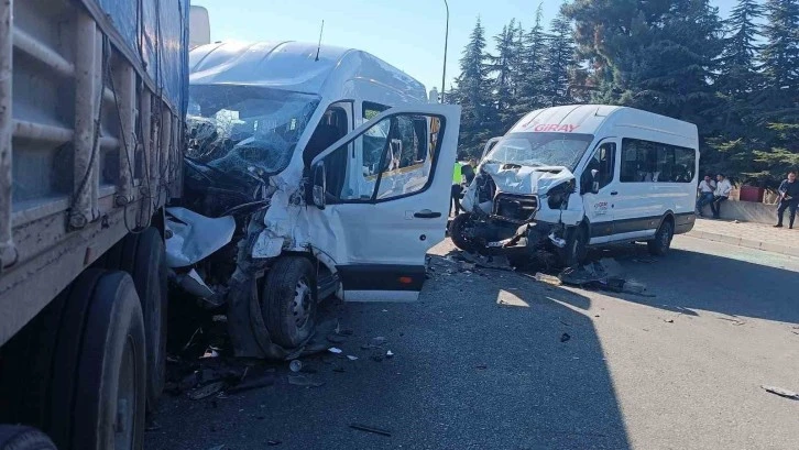 Gaziantep'te İşçi Servisleri Kafa Kafaya Çarpıştı: 21 Yaralı