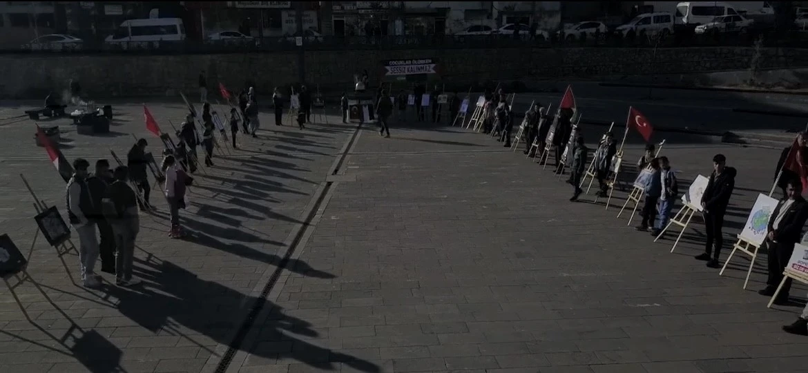 Gazze’deki Zulmü Anlatan Resim Sergisi Açıldı