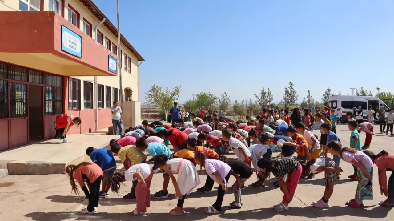 Gönüllü Gençlerden Siverek Kalınağaç Köyü İlkokulu'na Sürpriz Ziyaret