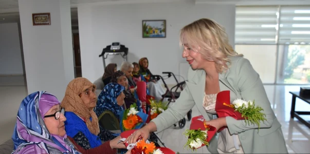  Gönüllü Kuaförler, Yaşlılara Saç Kesimi ve Cilt Bakımı Yaptı