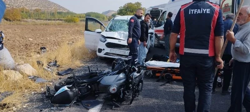 Hafif Ticari Araç ile Motosiklet Çarpıştı: 2 Yaralı