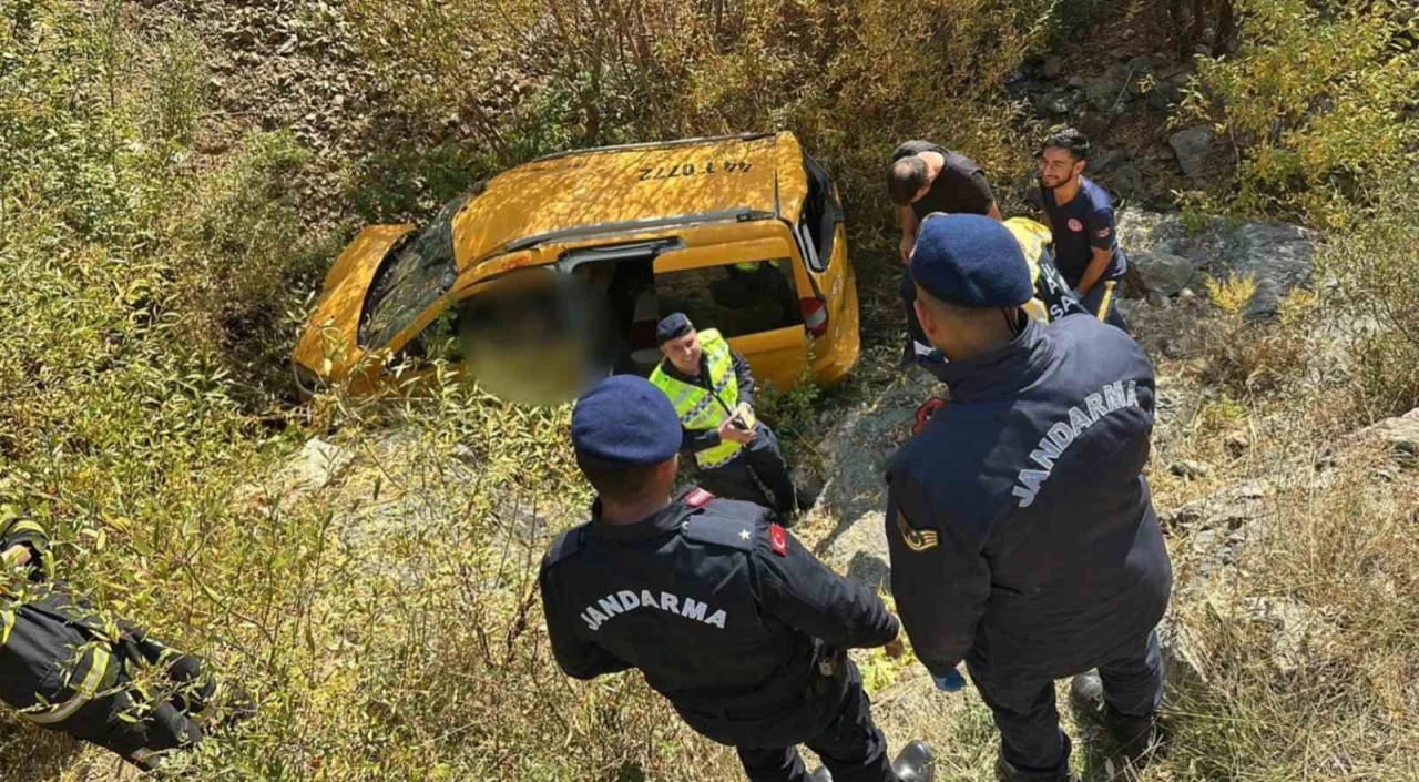 Hafif Ticari Araç Şarampole Uçtu: 2 Can Kaybı