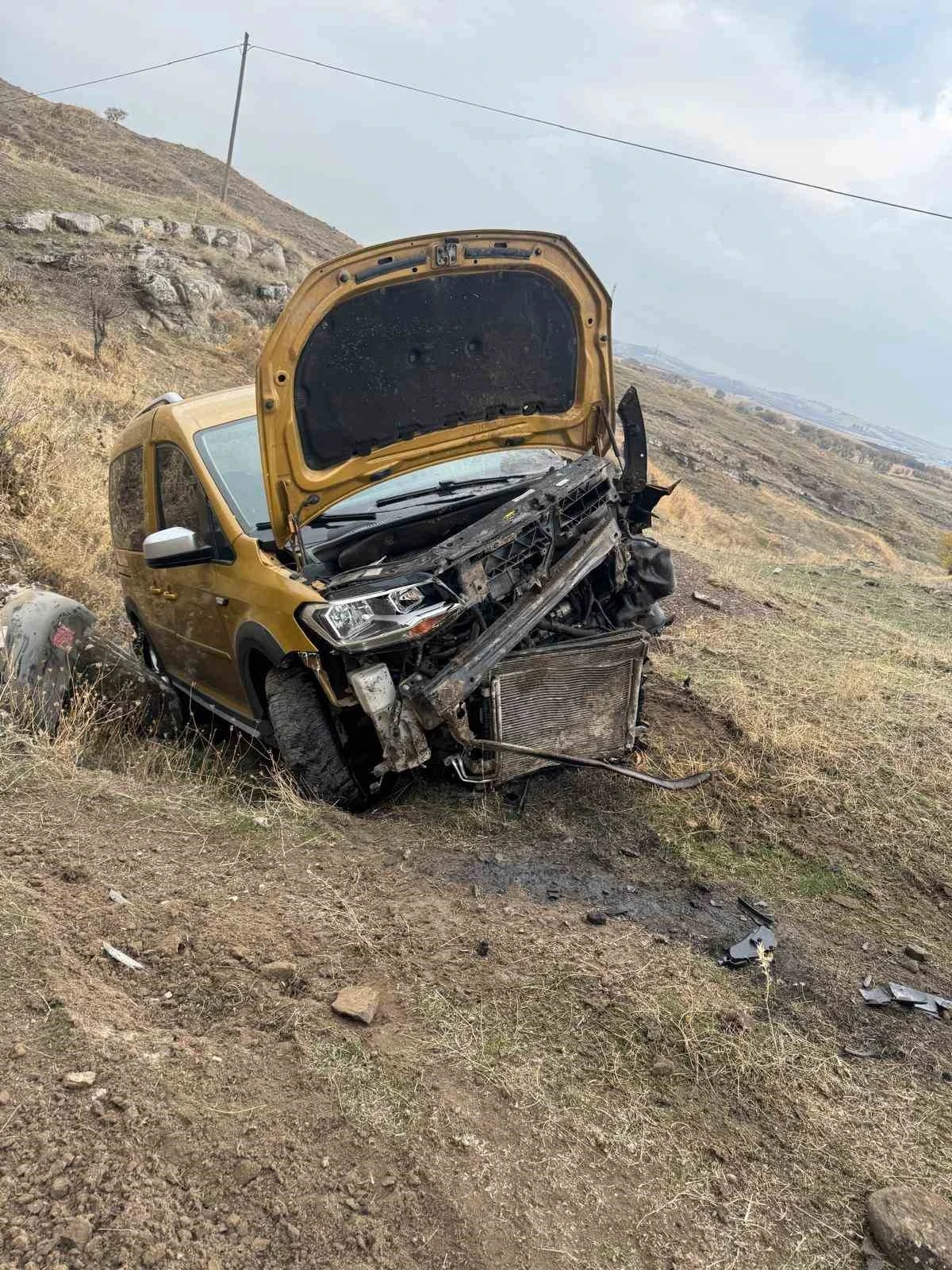 Hafif Ticari Araç Şarampole Yuvarlandı 1 Kişi Yaralandı