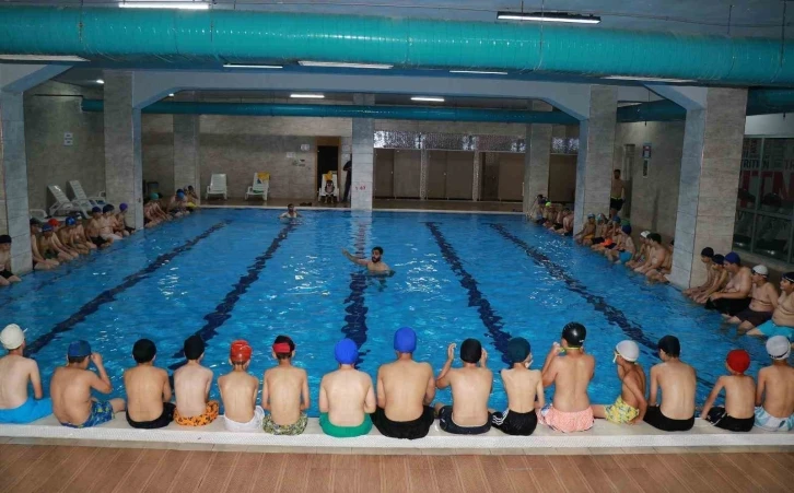 Haliliye Belediyesi'nden Ücretsiz Yüzme Kursları: Günde 1600 Çocuk Yüzme Eğitimi Alıyor