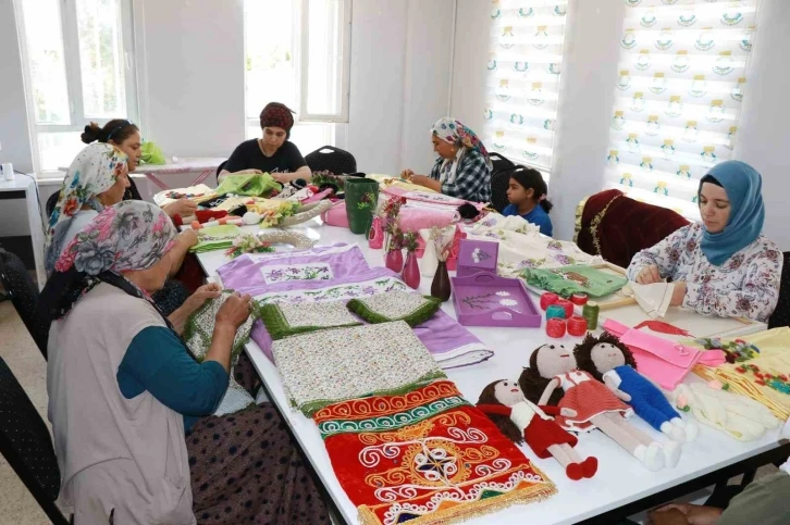 Haliliye'de Kadınlar El Sanatlarıyla Aile Ekonomisine Katkı Sağlıyor