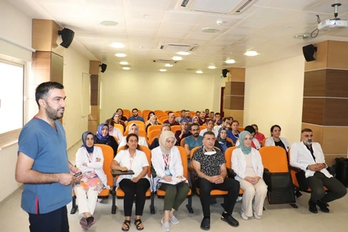 Harran Üniversitesi Hastanesi'nde KKKA Semineri: Sağlık Personeline Önemli Bilgiler Verildi