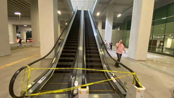 Havalimanında Yürüyen Merdiven Durdu: 4 Yaralı