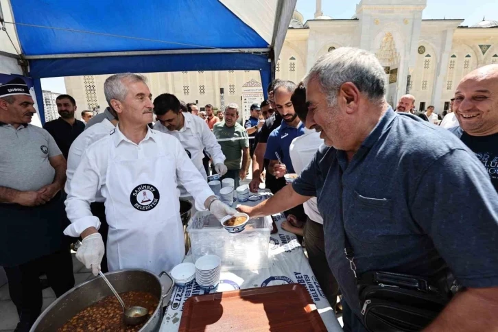 Her Gün 12 Bin Kişiye Aşure İkramı Devam Ediyor