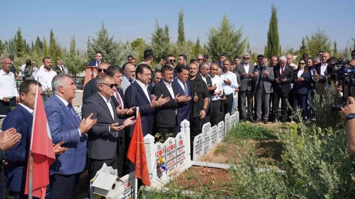 İBB Başkanı Ekrem İmamoğlu, Adıyaman'da Deprem Şehitliğini Ziyaret Etti