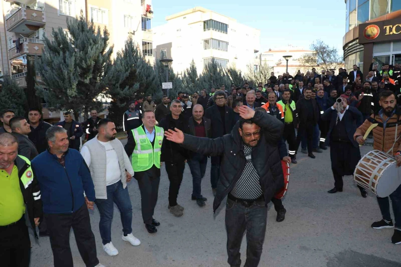 İşçileri, Zamlı Maaşlarını Halaylarla Coşkuyla Kutladı