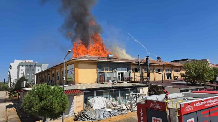 İslahiye’de İş Merkezinde Çatı Yangını