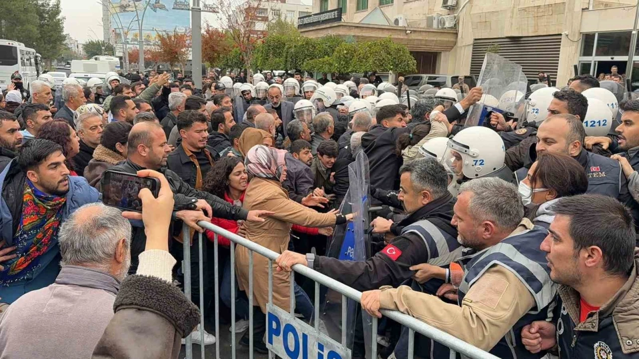 İzinsiz Gösteri&quot;Vali Çık Lan Buraya&quot; Diyen Gösterici