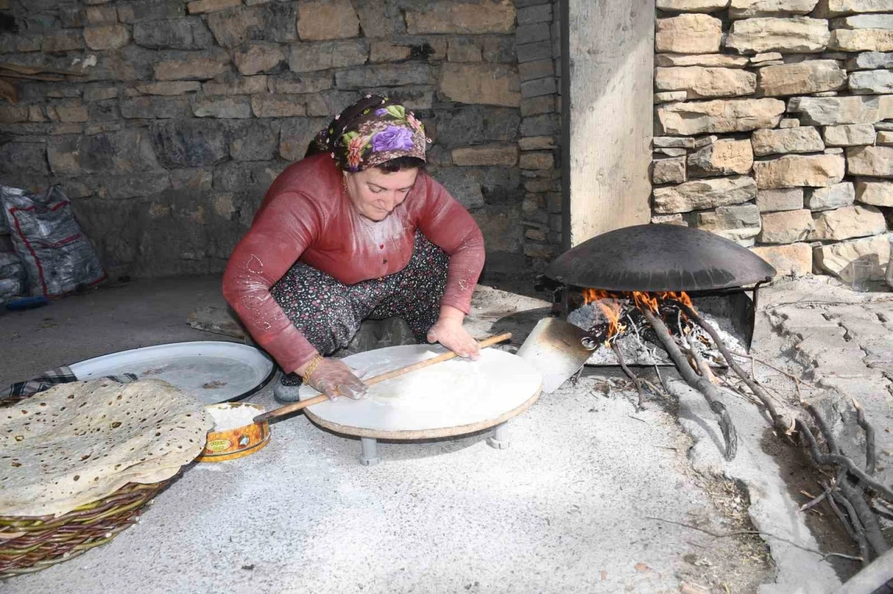 Kadınlar Hava Durumuna Göre Ekmek Pişiriyor