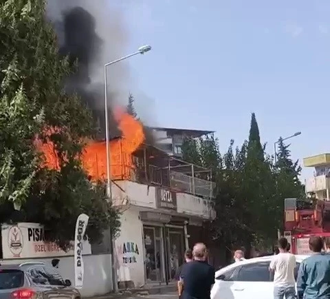 Kahta'da Çatı Yangını Korku ve Paniğe Neden Oldu