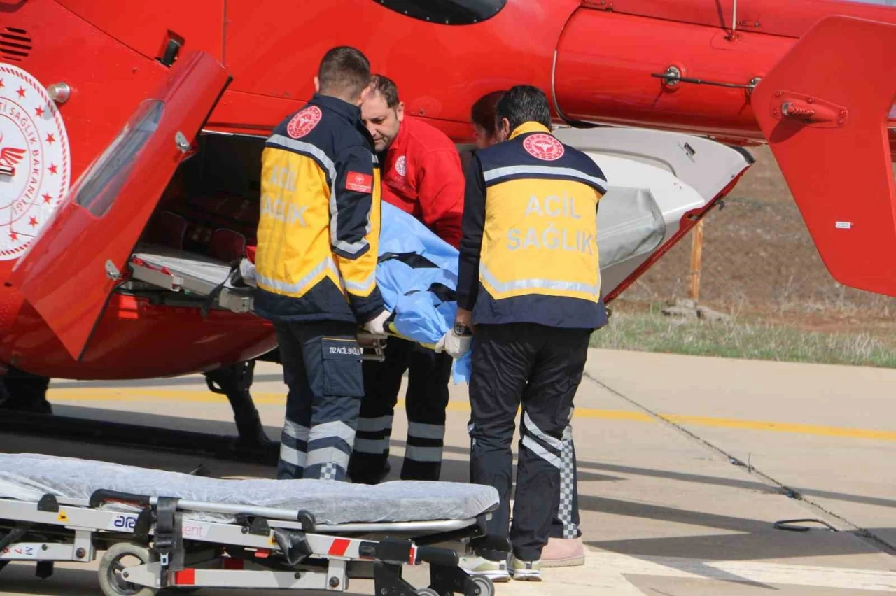 Kalp Krizi Geçiren Kadın Ambulans Helikopterle Hastaneye Sevk Edildi