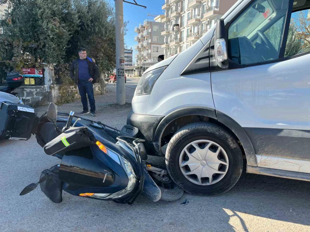 Kamyonetle Çarpışan Motosiklet Sürücüsü Yaralandı