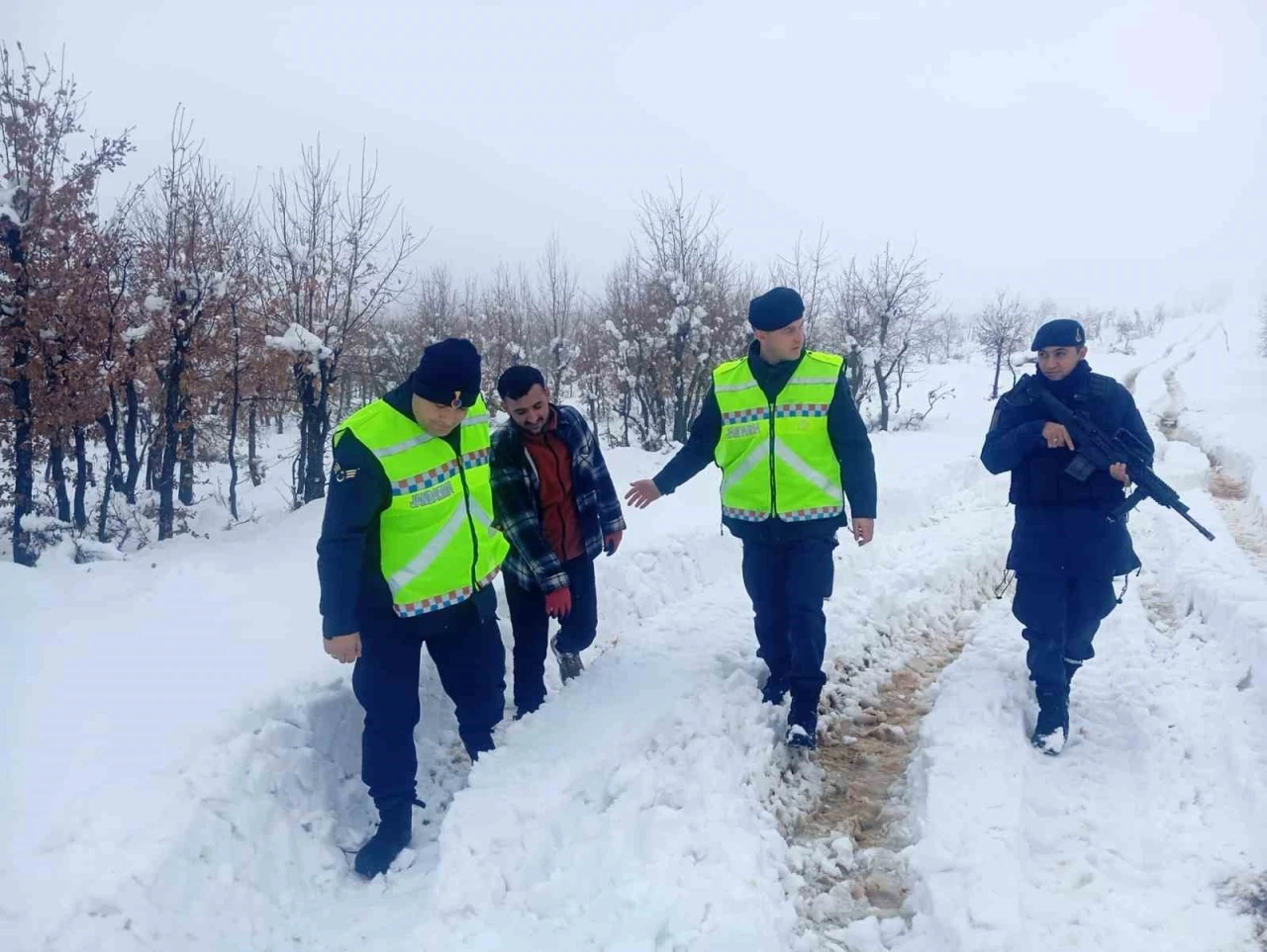 Kar Esareti! Jandarma Mahsur Kalan Vatandaşı Kurtardı