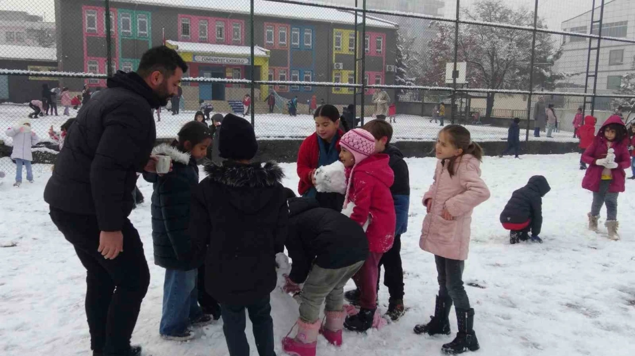 Kar Yağışı Çocuklara Eğlence Getirdi