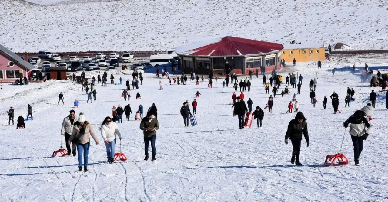 Karacadağ Kayak Merkezi’nde Hafta Sonu Yoğunluğu