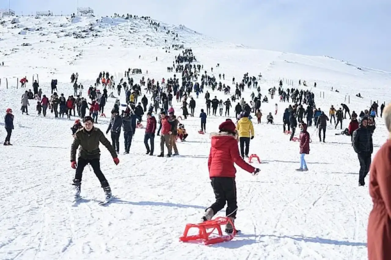 Karacadağ Kayak Merkezi’nde Ziyaretçi Akını: Güneydoğu’nun Uludağ’ı Büyülüyor!