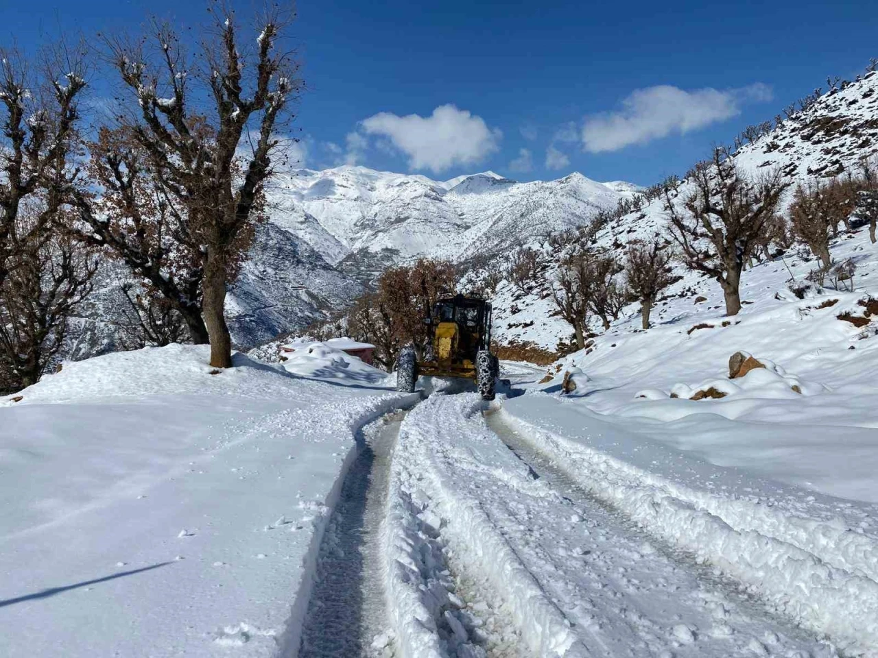 Karla Kaplı Mezra Yolları Ulaşıma Açıldı