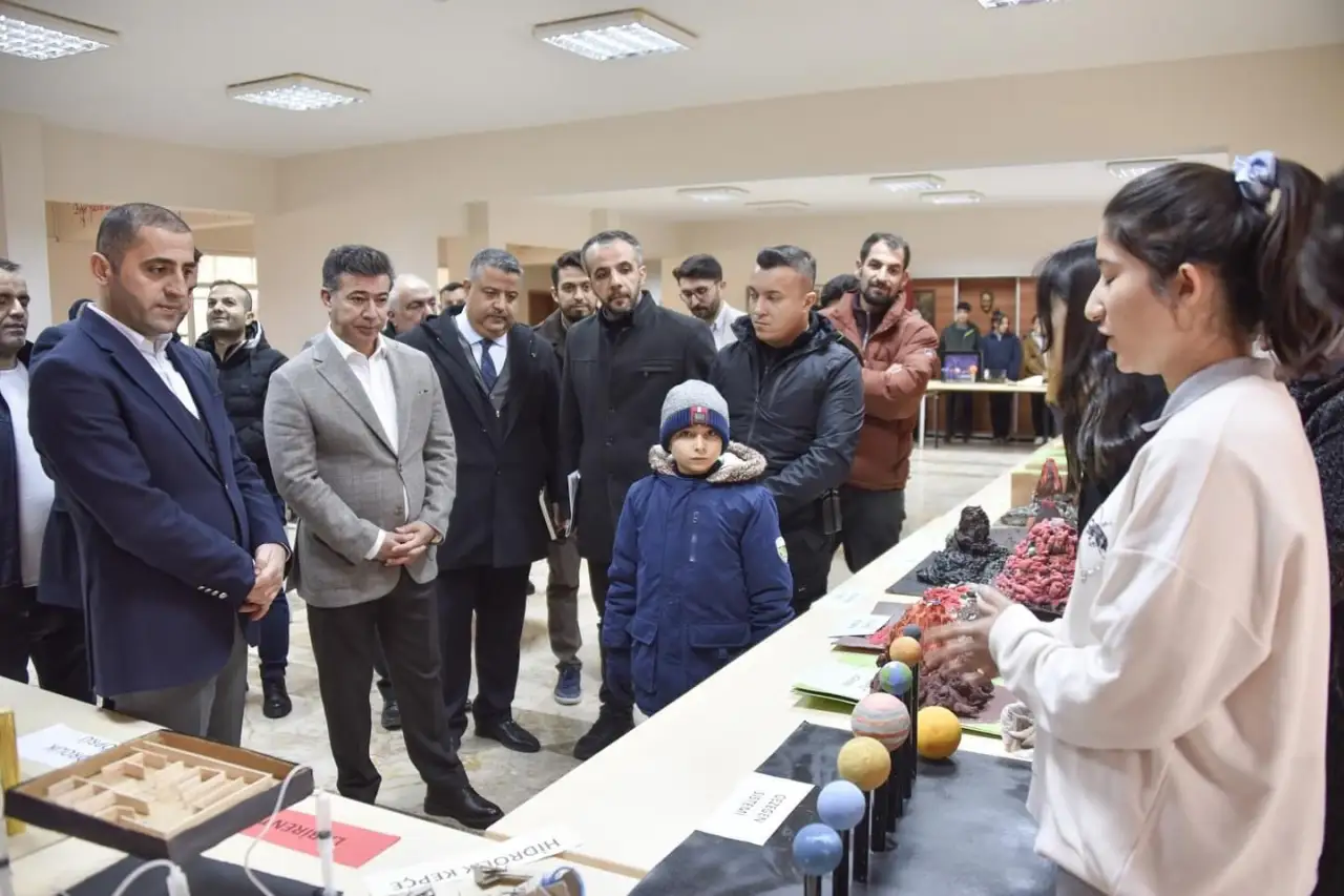 Kaymakam Aydemir ve Başkan Bucak'tan Coğrafya Sergisine Destek Ziyareti