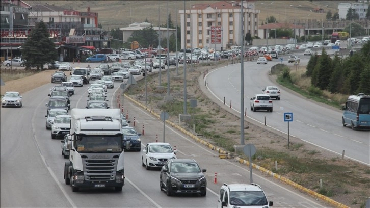 "Kilit kavşak" Kırıkkale'de bayram öncesi trafik yoğunluğu başladı