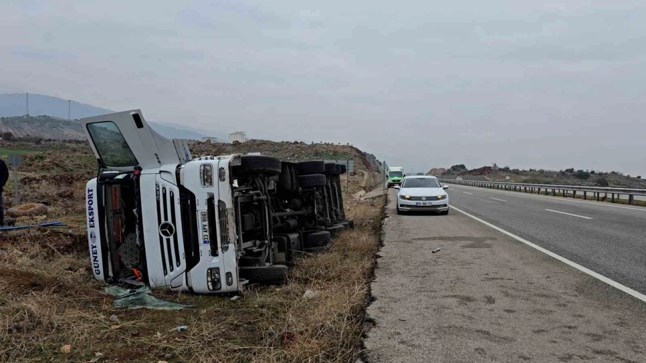 Kontrolden Çıkan Tanker Yan Yattı Sürücü Yaralandı