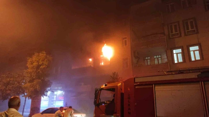 Korkutan Yangın: Binada Mahsur Kalanlar Dama Sığındı