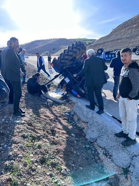 Kum Yüklü Traktör Devrildi: 1 Ağır Yaralı