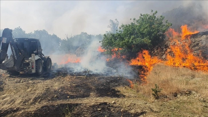 Manisa Demirci'de ormana sıçrayan yangın kontrol altına alındı