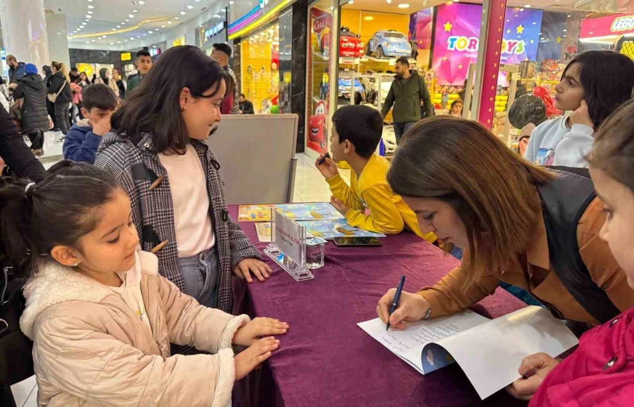 Mardian Mall AVM’de Eğitimci Yıldız Yavaş Altun’un Kitap İmza Günü Etkinliği