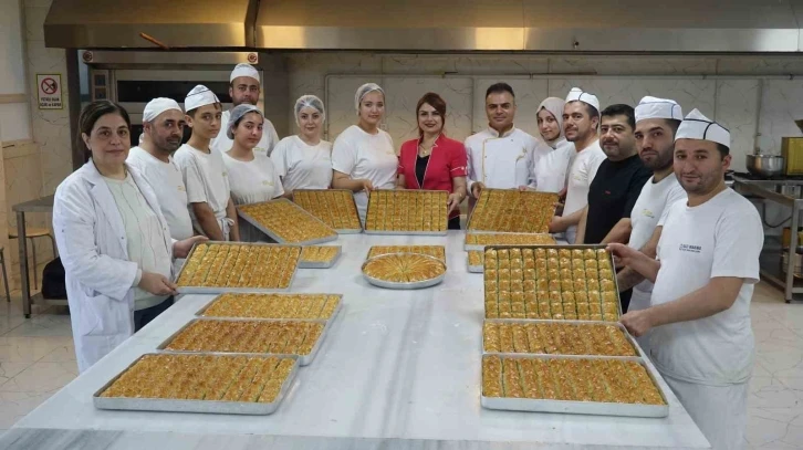  Meslek Liseli Kız Öğrenciler Üretime Devam Ediyor