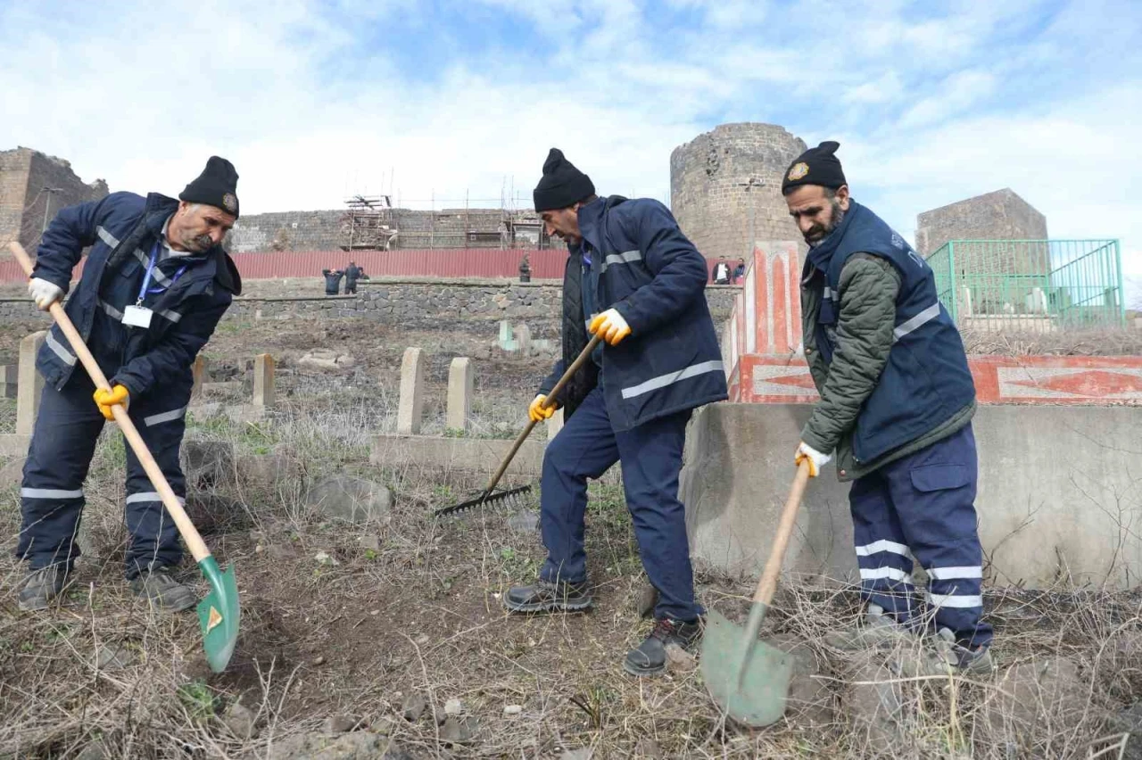 Mezarlıklarda Temizlik Çalışması