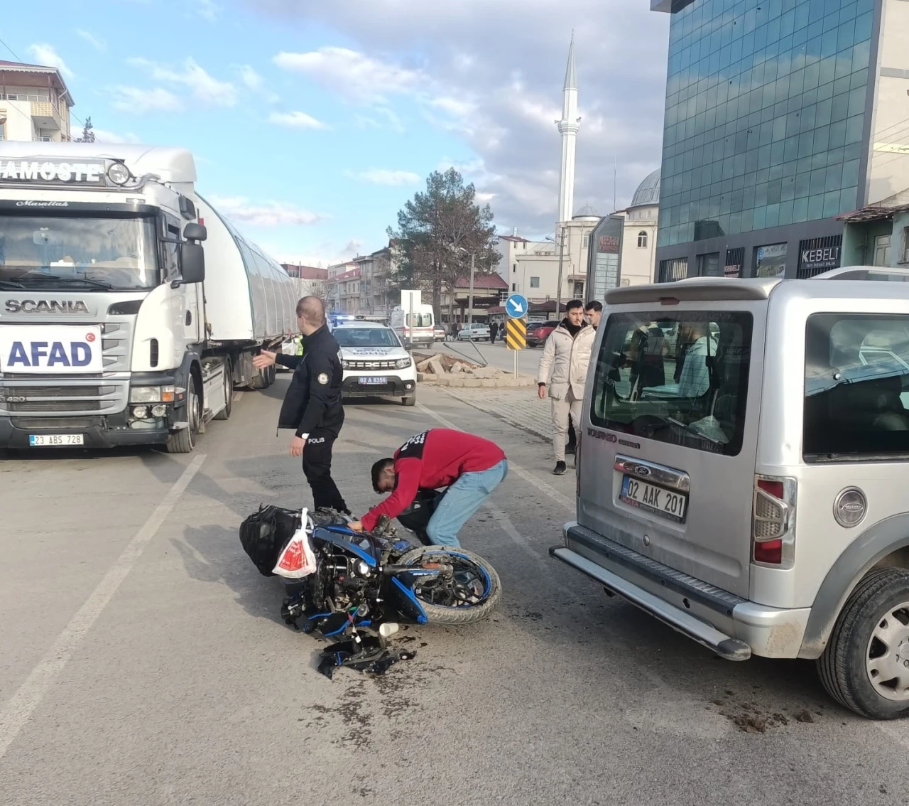 Motosiklet ile Hafif Ticari Araç Çarpıştı 1 Yaralı