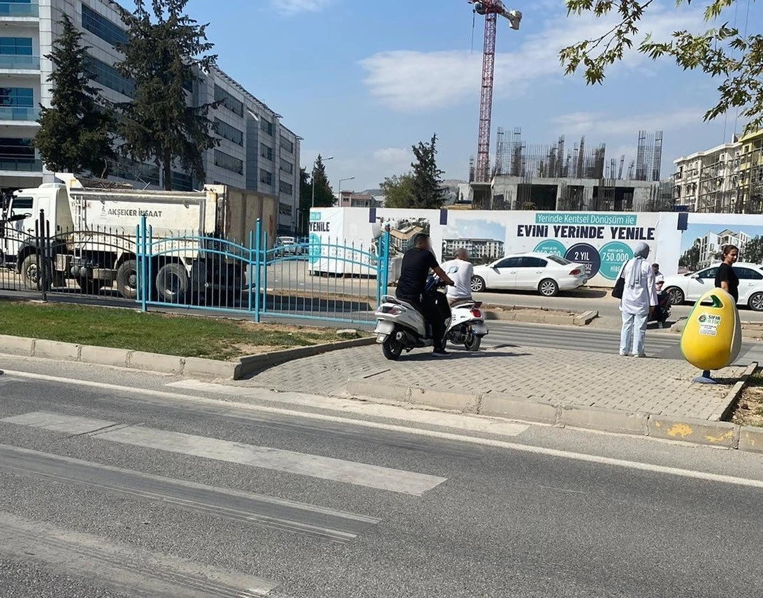 Motosiklet Sürücüleri Yaya Geçidinde Kaçış Yolu Bulamıyor