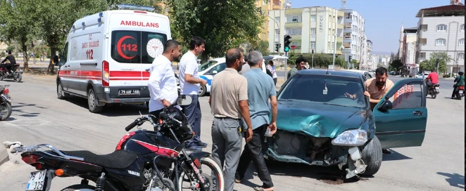 Motosiklet ve Otomobil Çarpıştı