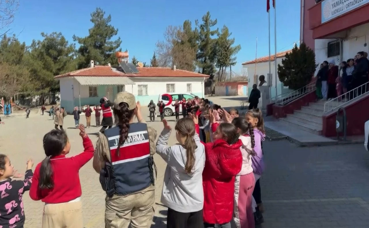  Jandarmadan Öğrencilere Eğitim ve Boyama Faaliyeti