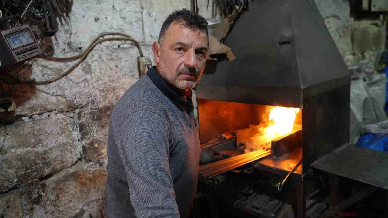 Kızgın Ocağın Başında Hem Demir Dövüyor Hem Isınıyor